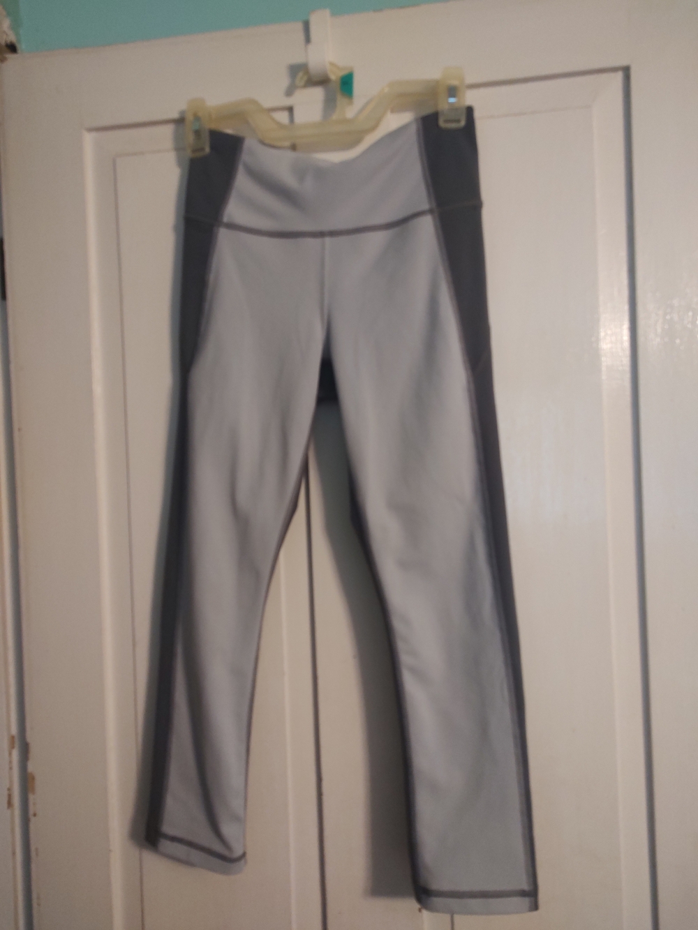 Under Armour Women's Gray/dark gray Colorblock Leggings Size Sm. Stretch Pull On